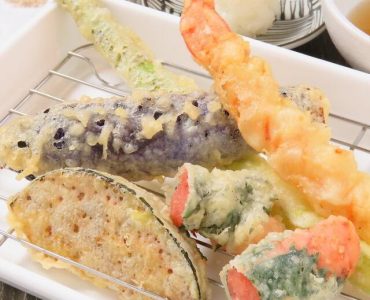 【天ぷら五種盛り合わせ】<br />
サクサクの当店の天ぷらが楽しめるお得な一皿！